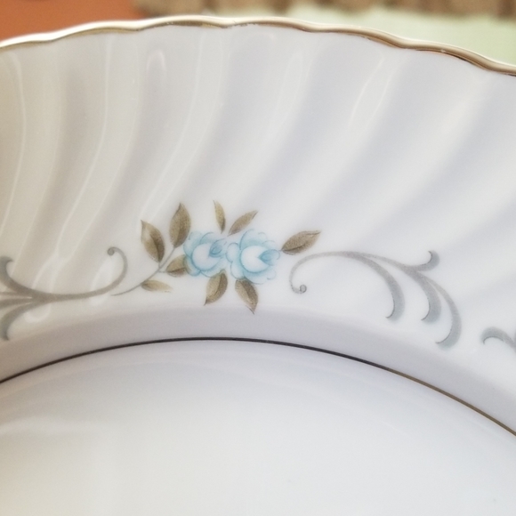 Mikasa beautifully styled 60 pieces (10 settings) - Picture 6 of 8